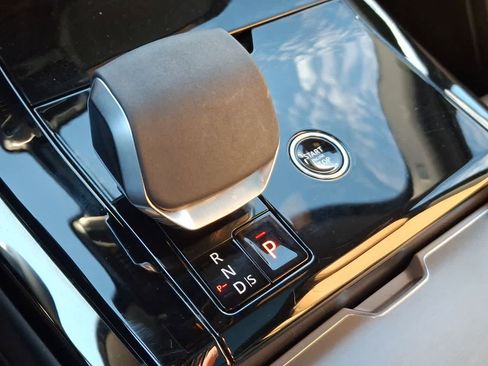 Used 2025 Land Rover Range Rover Sport SE image 18