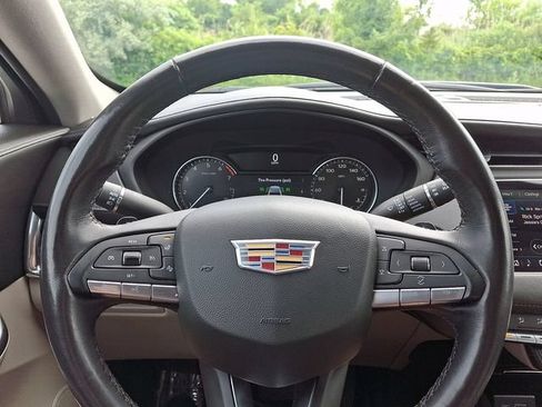 Used 2023 Cadillac XT4 Luxury w/ Cold Weather Package AWD/4WD image 18