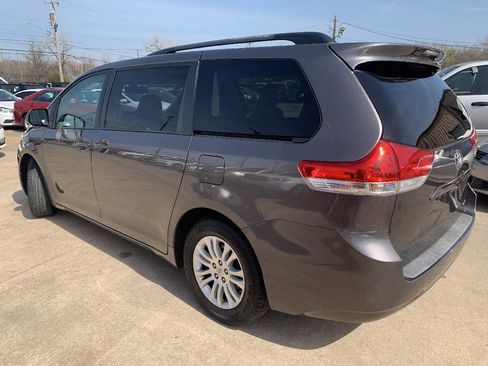 Used 2014 Toyota Sienna XLE image 11