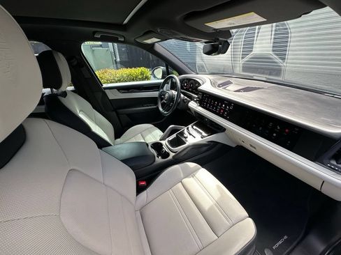 Certified 2024 Porsche Cayenne AWD/4WD image 42