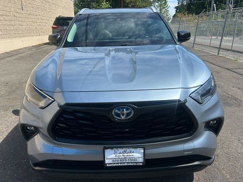 Used 2022 Toyota Highlander XLE AWD/4WD image 2