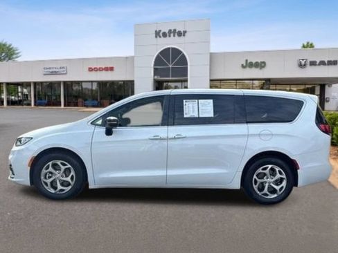 Used 2024 Chrysler Pacifica Limited FWD image 2