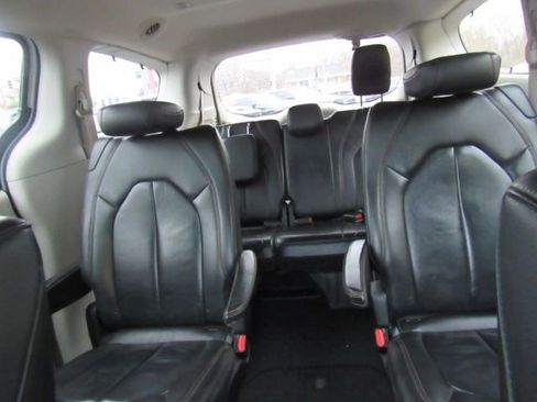 Used 2017 Chrysler Pacifica Touring-L Plus image 23