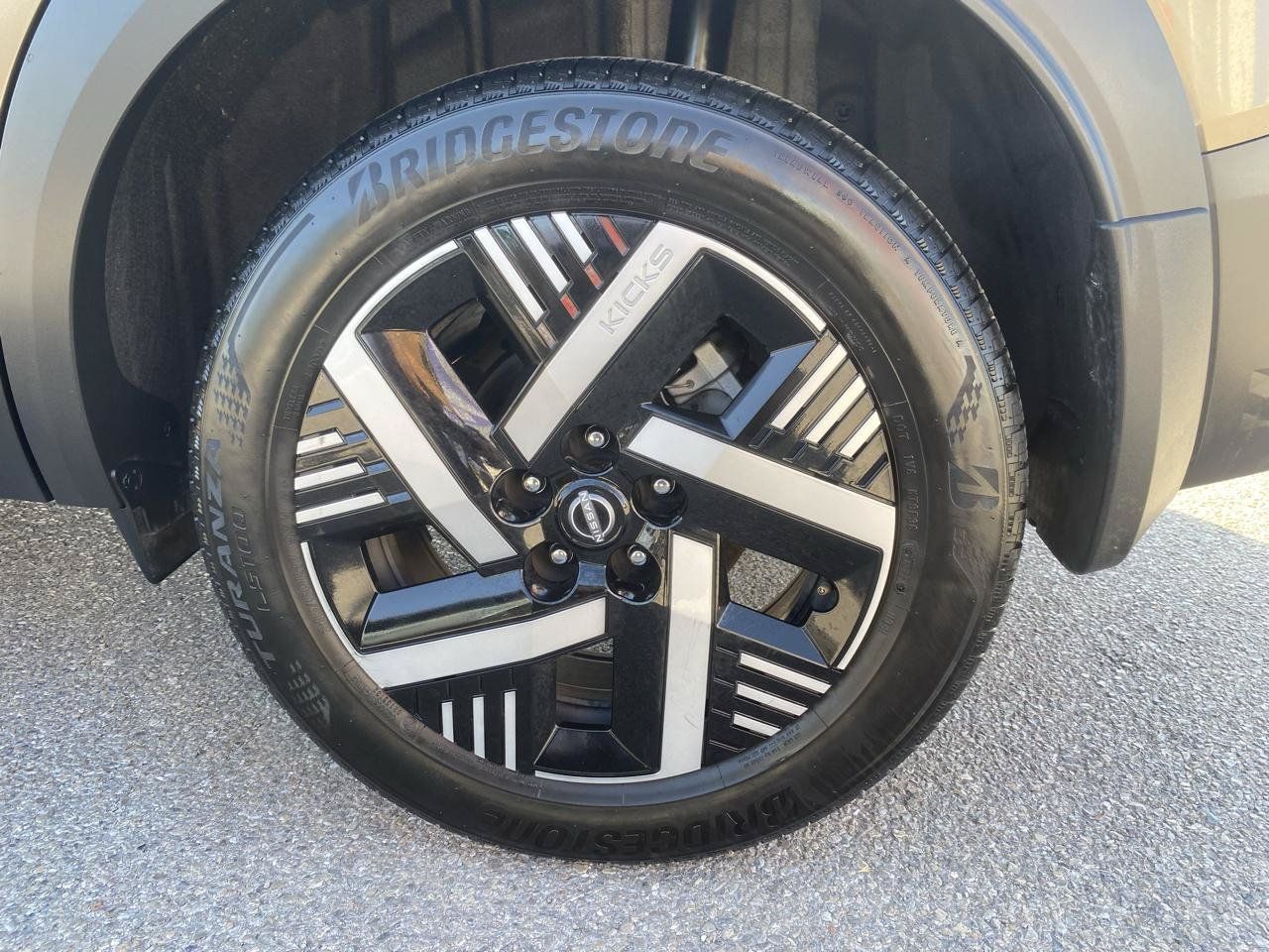 Used 2025 Nissan Kicks SV FWD image 3