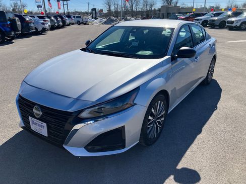 Used 2024 Nissan Altima 2.5 SV image 3