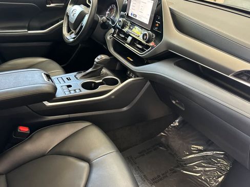 Used 2024 Toyota Highlander XLE image 17
