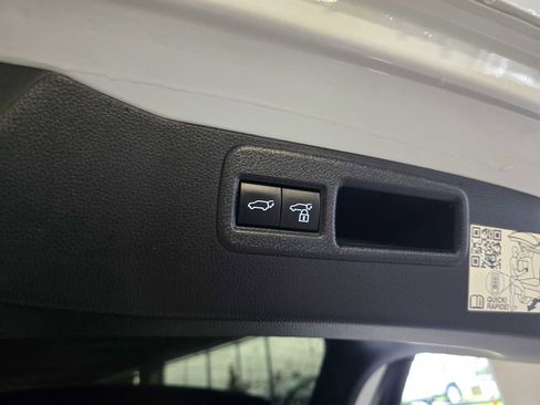 Used 2023 Toyota Venza XLE image 19