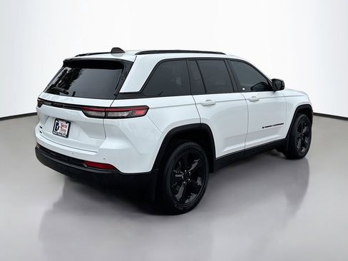 Used 2023 Jeep Grand Cherokee Altitude AWD/4WD image 7