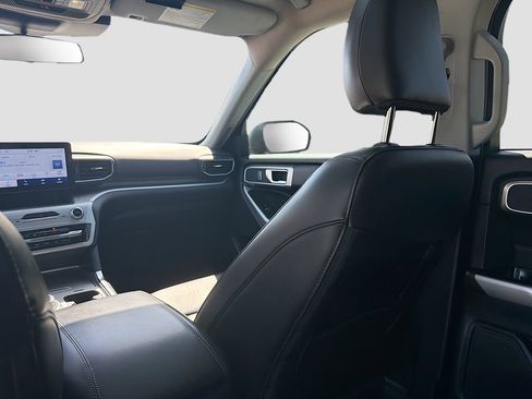 Used 2022 Ford Explorer XLT w/ Equipment Group 202A AWD/4WD image 23