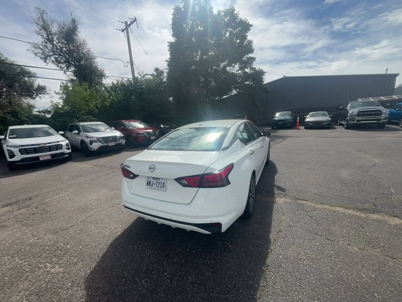 Used 2025 Nissan Altima 2.5 SV FWD image 13