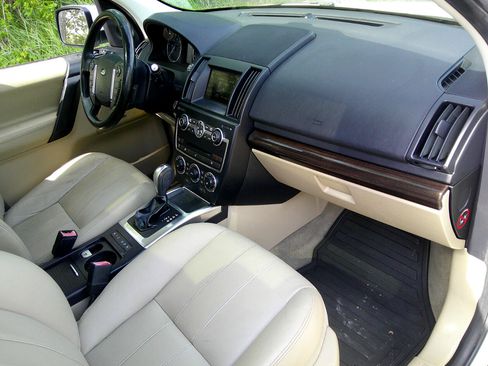 Used 2013 Land Rover LR2 image 41