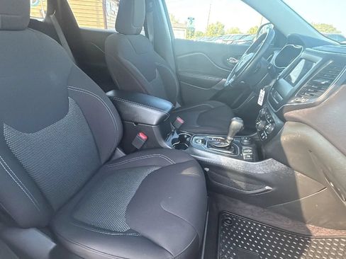 Used 2019 Jeep Cherokee Latitude w/ Cold Weather Group AWD/4WD image 30