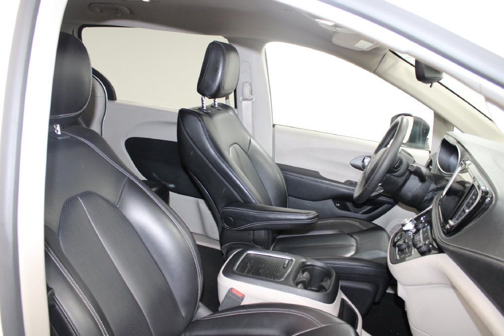 Used 2024 Nissan Versa SR FWD image 63