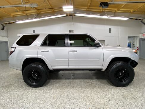 Used 2018 Toyota 4Runner SR5 Premium image 4
