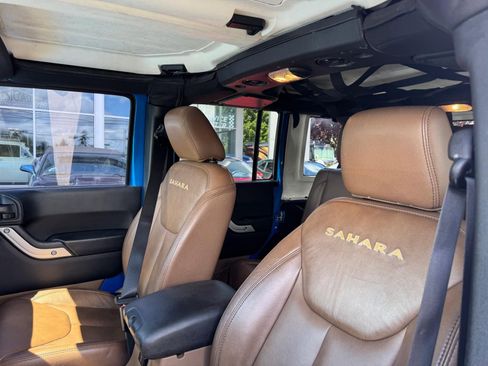 Used 2015 Jeep Wrangler Unlimited Sahara w/ Connectivity Group AWD/4WD image 13