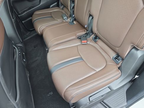 Used 2025 Honda Pilot Elite image 16