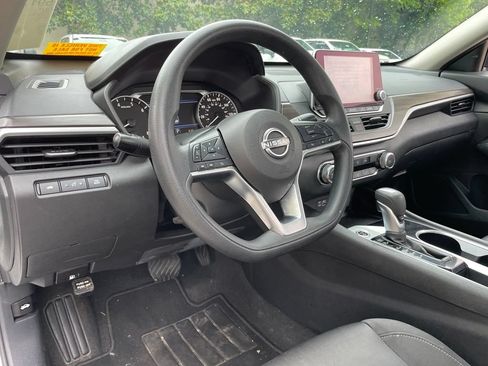 Used 2024 Nissan Altima 2.5 SV FWD image 9