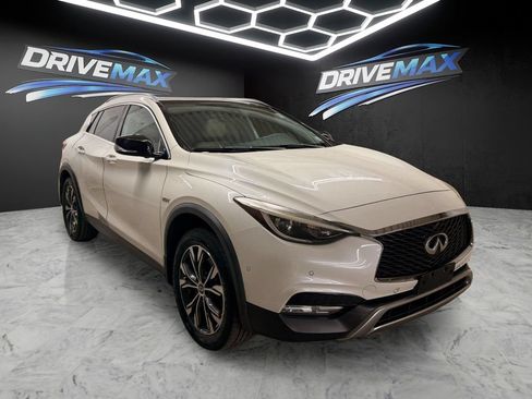 Used 2018 INFINITI QX30 Premium w/ Navigation Package AWD/4WD image 3