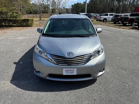 Used 2013 Toyota Sienna XLE FWD image 2