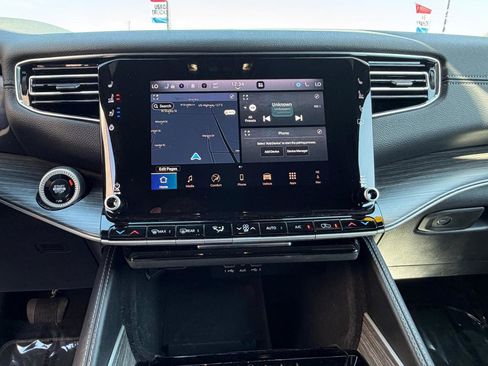 Used 2024 Jeep Wagoneer L Series II AWD/4WD image 32