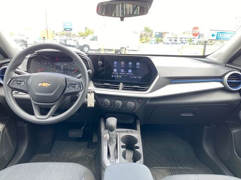 Used 2024 Chevrolet Trax LS w/ LS Convenience Package FWD image 12