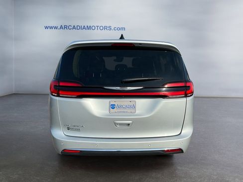 Used 2023 Chrysler Pacifica Touring-L FWD image 4