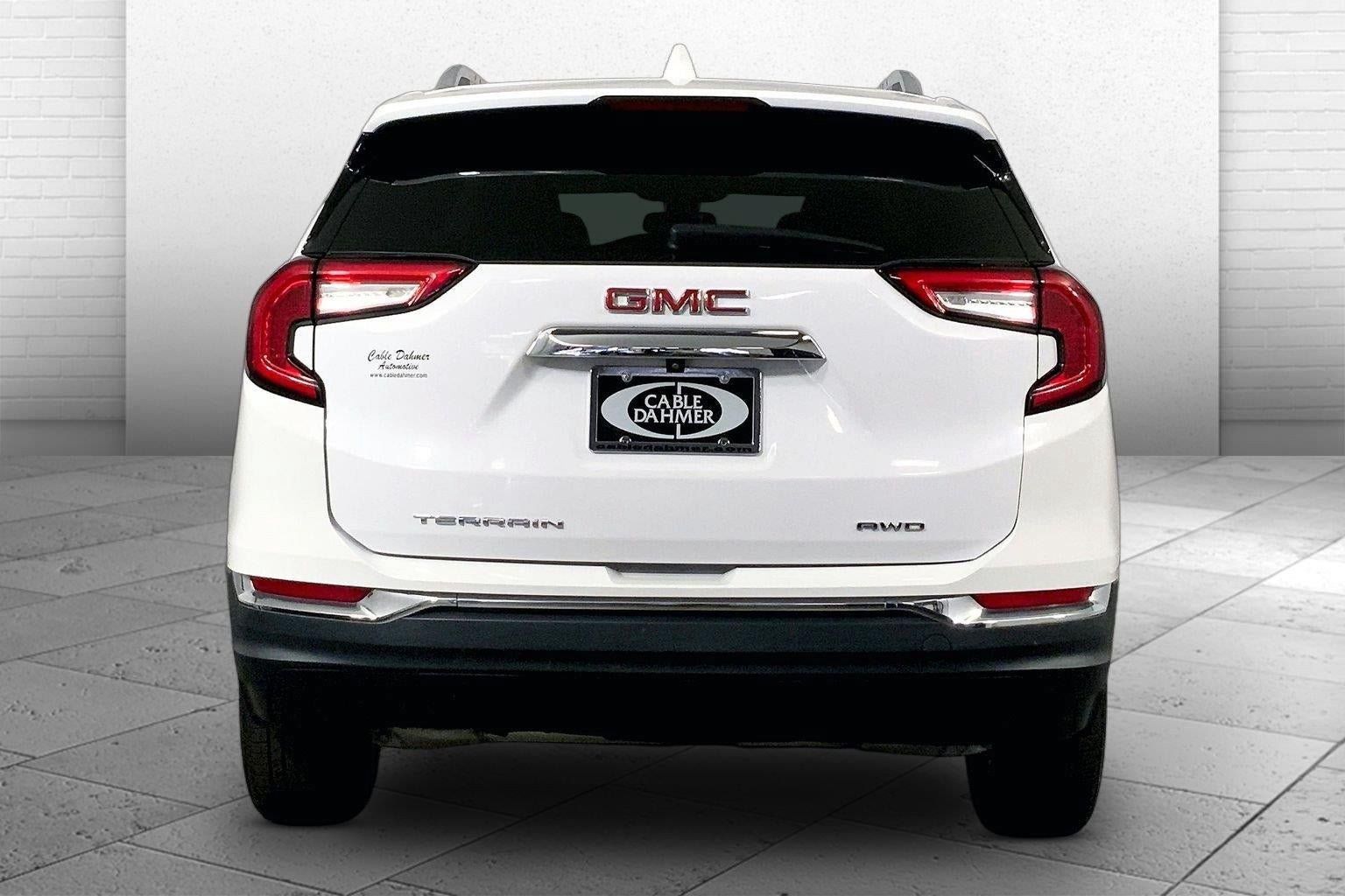 Used 2024 GMC Terrain SLT AWD/4WD image 3