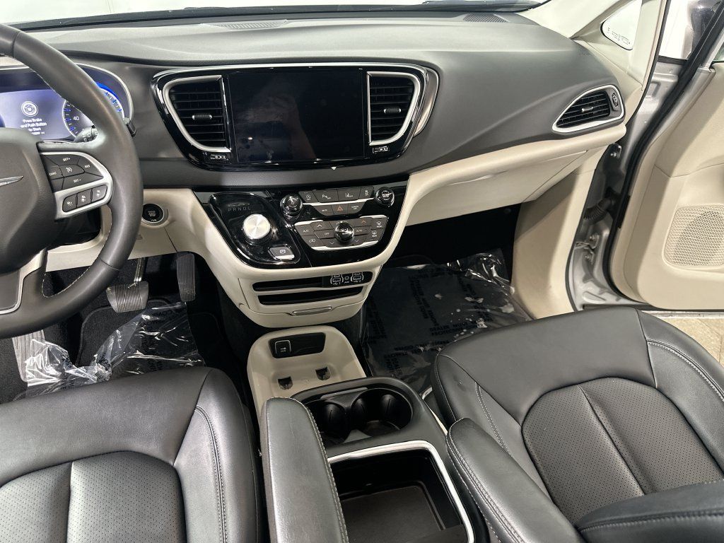 Used 2024 Chrysler Pacifica Touring-L FWD image 21