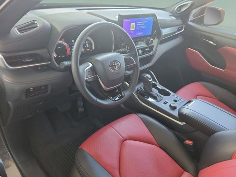 Certified 2025 Toyota Highlander XSE image 28