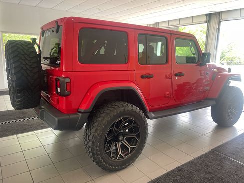 Used 2019 Jeep Wrangler Unlimited Sahara w/ Uconnect 4C Nav & Sound Group AWD/4WD image 2