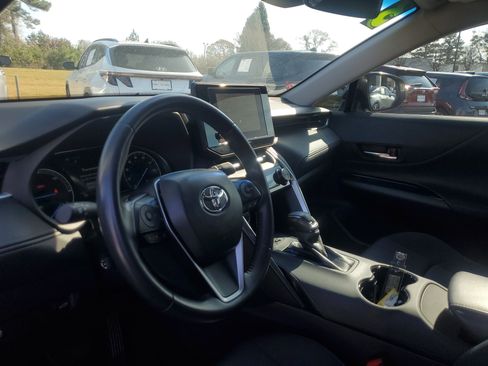 Used 2023 Toyota Venza LE image 18