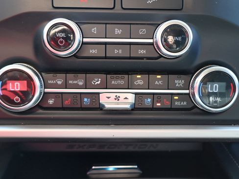 Used 2023 Ford Expedition XLT image 22