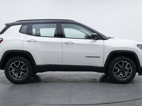 Used 2025 Jeep Compass Trailhawk AWD/4WD image 11