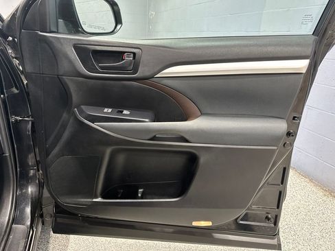 Used 2019 Toyota Highlander LE AWD/4WD image 16