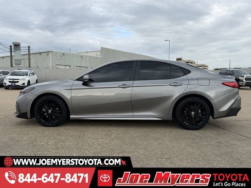 Used 2025 Toyota Camry SE image 6