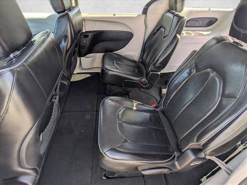 Used 2019 Chrysler Pacifica Limited FWD image 18