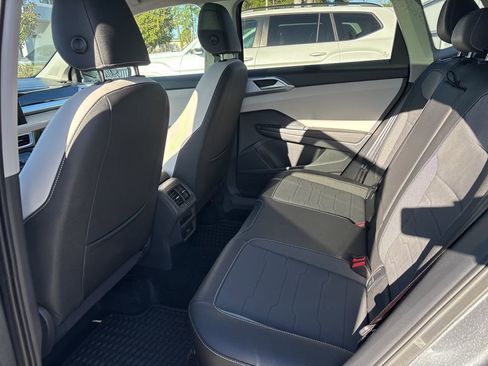 Certified 2025 Volkswagen Taos SE w/ Panoramic Sunroof Package image 6