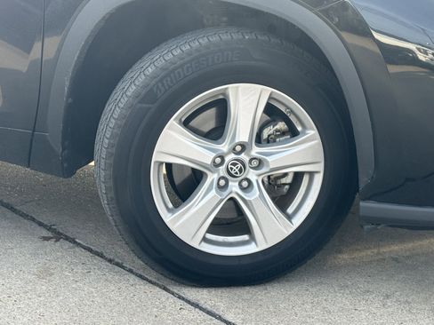 Used 2023 Toyota Highlander LE image 3