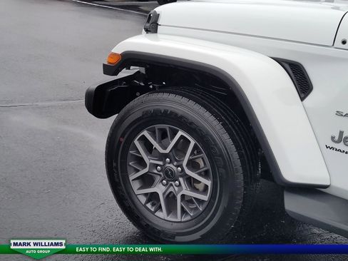 Used 2024 Jeep Wrangler Sahara w/ Safety Group image 18