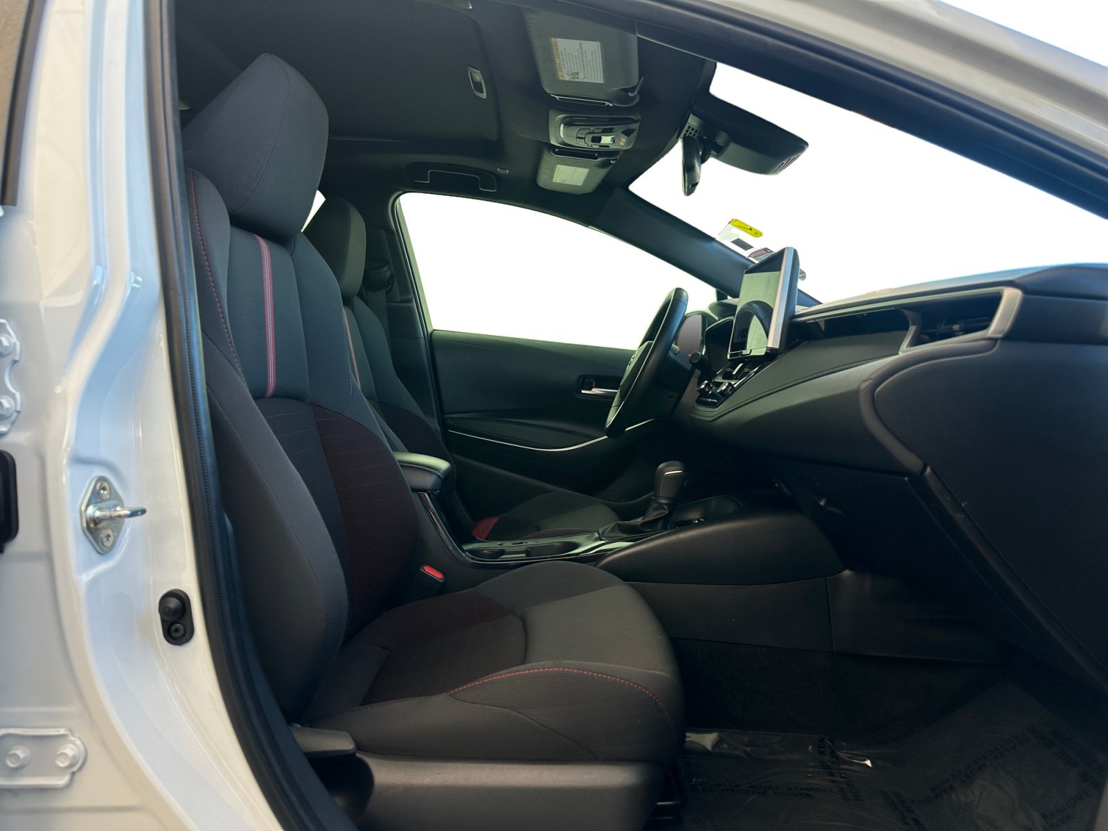 Used 2025 Toyota Corolla SE w/ SE Premium Package FWD image 15