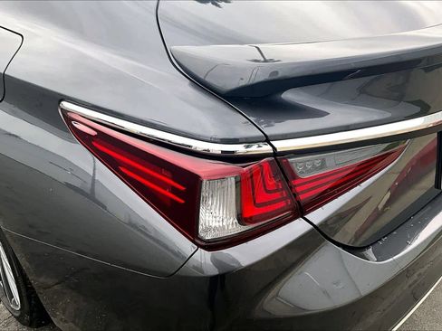 Used 2025 Lexus ES 300h w/ Premium Package image 29