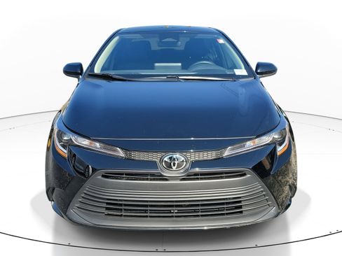 Used 2025 Toyota Corolla LE image 2
