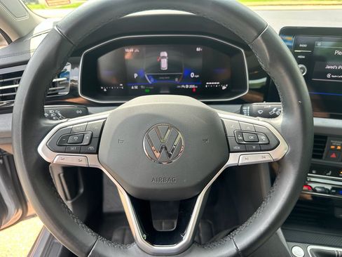 Used 2025 Volkswagen Jetta SE FWD image 11