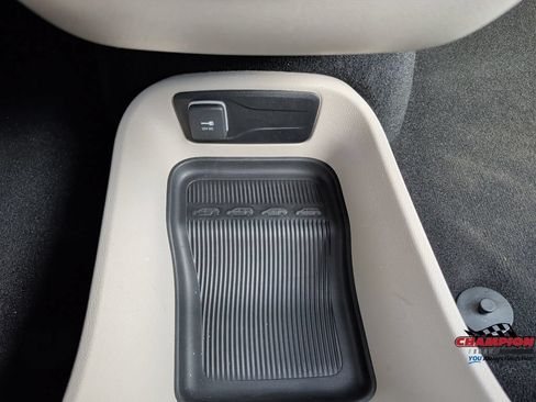 Used 2024 Chrysler Pacifica Touring-L FWD image 25