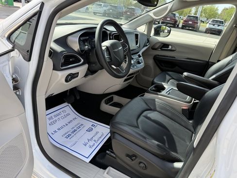 Used 2024 Chrysler Pacifica Touring-L FWD image 10