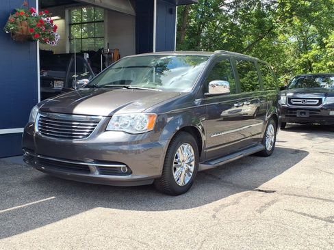 Used 2015 Chrysler Town & Country Touring-L w/ Trailer Tow Group FWD image 11