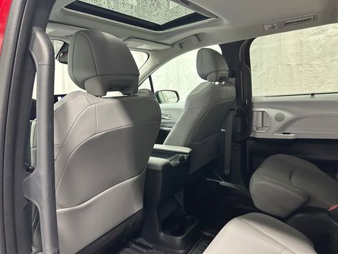 Used 2025 Toyota Sienna XLE AWD/4WD image 50