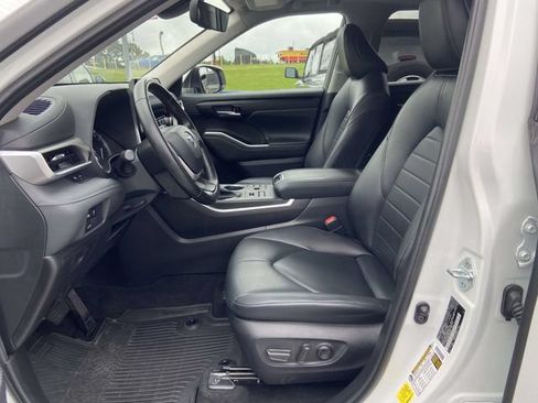 Used 2023 Toyota Highlander XLE AWD/4WD image 12