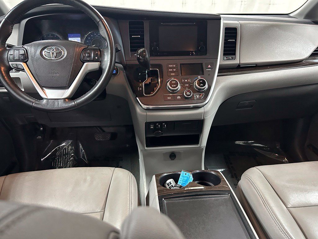 Used 2017 Toyota Sienna XLE w/ XLE Navigation Package FWD image 16