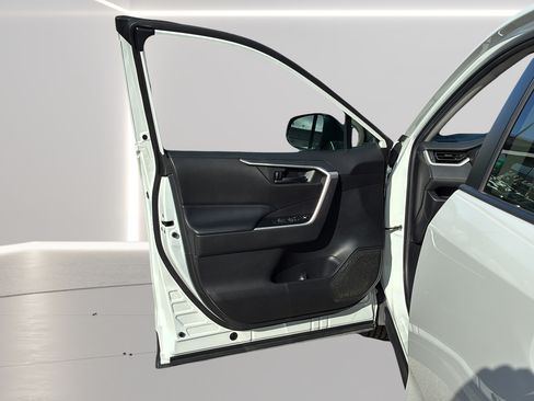 Used 2022 Toyota RAV4 LE FWD image 11